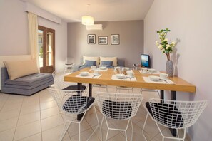 Deluxe Villa, 5 Bedrooms, Private Pool | Living room | 32-inch flat-screen TV with satellite channels, TV