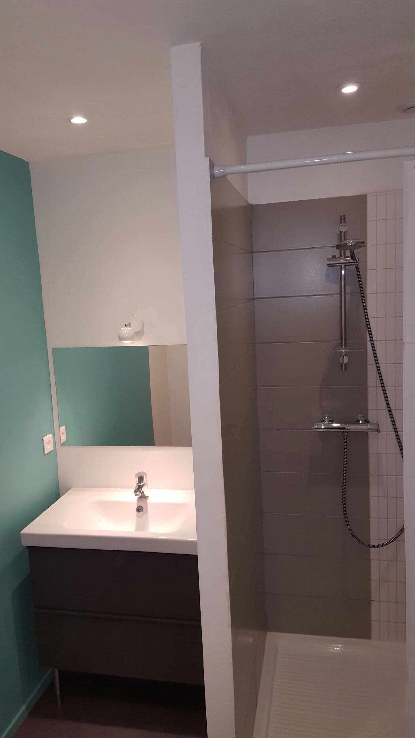 Comfort-Zimmer (L'Alpilles) | Badezimmer | Kostenlose Toilettenartikel, Haartrockner, Handtücher