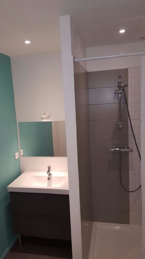 Quarto conforto (L'Alpilles) | Banheiro | Produtos de toalete grátis, secador de cabelo, toalhas de banho 