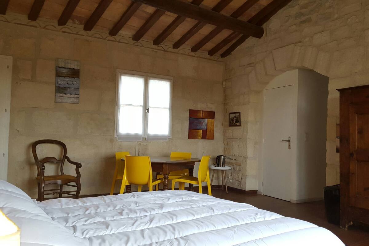Comfort Room (L'Alpilles) | 1 bedroom, premium bedding, blackout drapes, cribs (free)