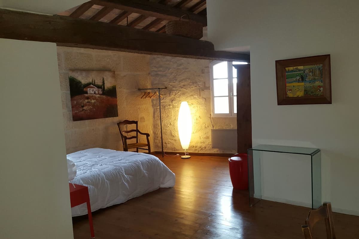 Habitación Confort (Le Ventoux) | 1 habitación, ropa de cama de alta calidad y decoración personalizada