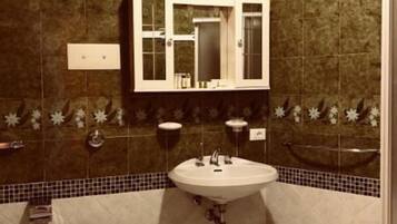 Apartment, 1 Schlafzimmer | Badezimmer | Dusche, Bidet, Handtücher