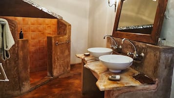 Chuveiro, chuveiro com efeito de chuva, produtos de toalete grátis