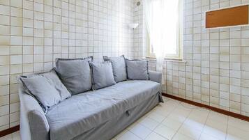 Lejlighed - 1 queensize-seng med sovesofa - ikke-ryger - udsigt til have | Opholdsområde | Fladskærms-tv