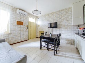 Apartment, 1 Queen Bed with Sofa bed, Non Smoking, Garden View | Interior entrance