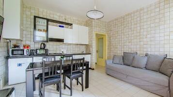 Lejlighed - 1 queensize-seng med sovesofa - ikke-ryger - udsigt til have | Opholdsområde | Fladskærms-tv