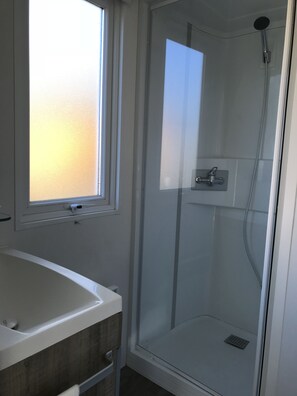 Stacaravan | Badkamer | Een douche, gratis toiletartikelen