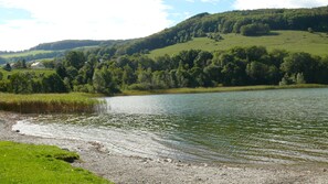 A river with a pebbly shore and a grassy bank. - Mobile-home Camping Ser Sirant (Saint-Theoffrey)