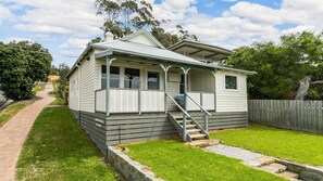 Exterior - Lotti's Cottage - Prime Position (Lorne)