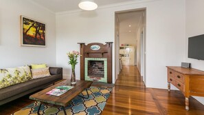 TV - Lotti's Cottage - Prime Position (Lorne)