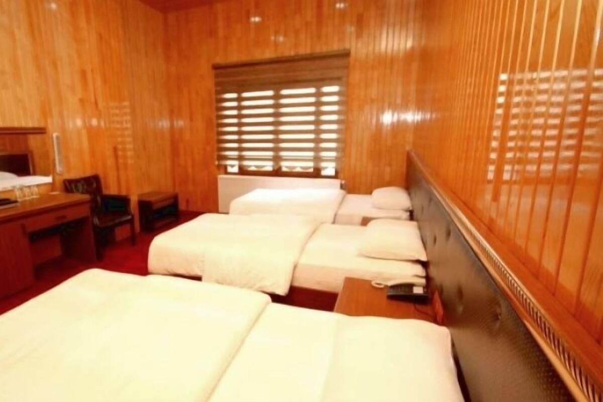 Caja de seguridad en la habitación y escritorio