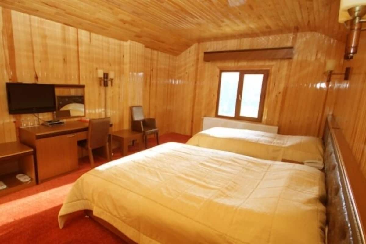 Caja de seguridad en la habitación y escritorio