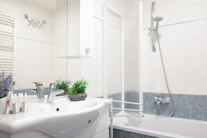 Apartment, 2 Bedrooms | Bathroom | Bathtub, bidet, towels - Welc-oM Ca d'oro Venezia (Venice)
