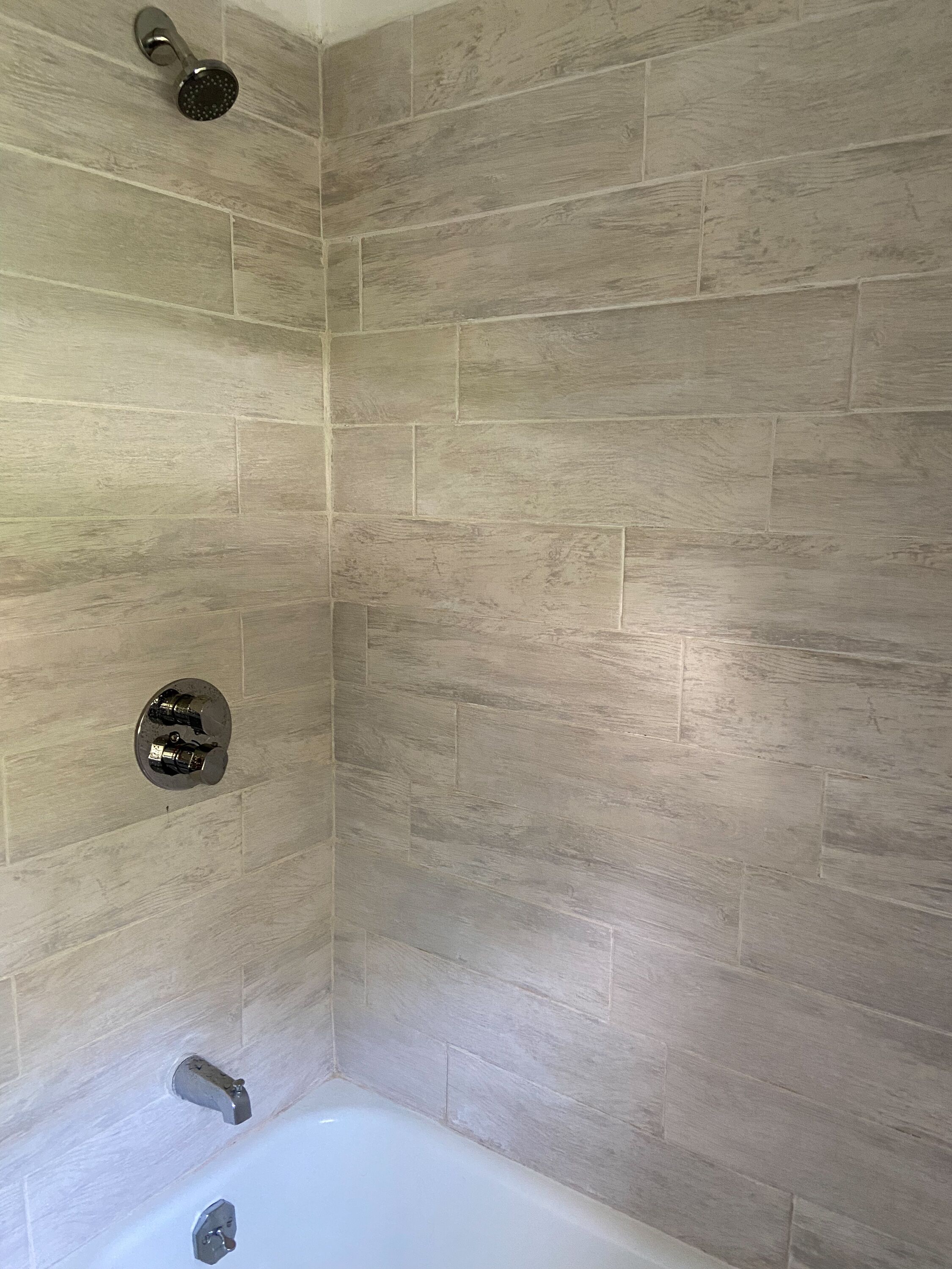 Ensemble douche/baignoire, sèche-cheveux, serviettes fournies, savon