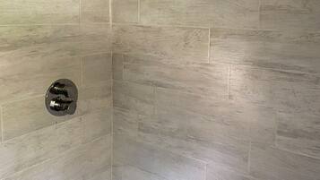 Ensemble douche/baignoire, sèche-cheveux, serviettes fournies, savon