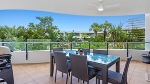 Outdoor dining - COTTON BEACH APARTMENT 33 WITH POOL VIEWS (CASUARINA)