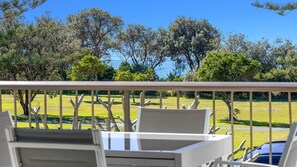 Outdoor dining - Sunrise by the Sea 1 - Oceanview Apartment (KINGSCLIFF)