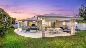 Outdoor dining - Salty Pause at Bondi House - with Spa and Pet Friendly! (KINGSCLIFF)