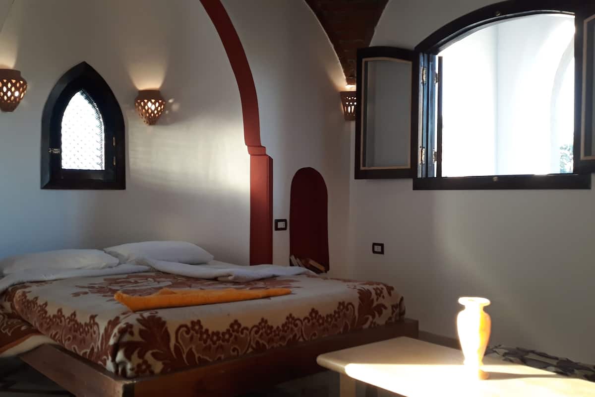 Luxury Chalet, 1 Queen Bed, Non Smoking | Laptop workspace, blackout curtains, free WiFi, bed sheets
