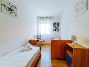 Appartement, plusieurs lits, non-fumeurs, vue jardin | 2 chambres, décoration personnalisée, ameublement personnalisé, bureau