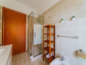 Apartment, Mehrere Betten, Nichtraucher, Gartenblick | Badezimmer