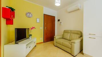 Apartamento, várias camas, para não fumantes, vista para o jardim | Área de estar | TV de tela plana