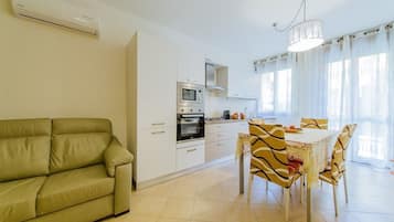 Apartamento, várias camas, para não fumantes, vista para o jardim | Área de estar | TV de tela plana
