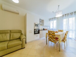 Apartment, Mehrere Betten, Nichtraucher, Gartenblick | Wohnbereich | Flachbildfernseher