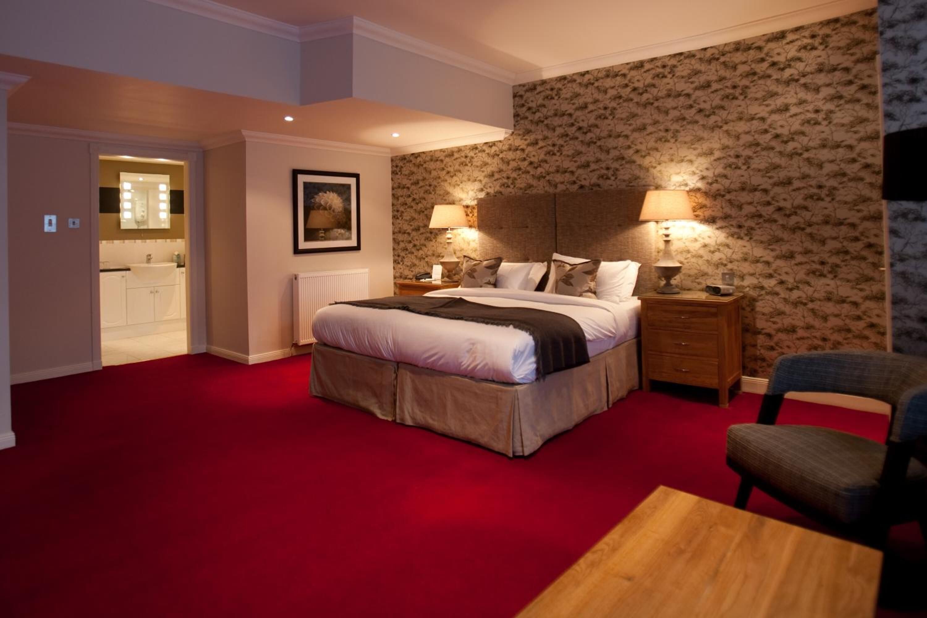 고급 침구, 각각 다른 스타일의 인테리어, 각각 다르게 가구 비치, 책상