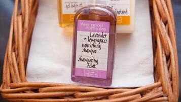 Een rieten mand met daarin drie flessen haarverzorgingsproducten met 'feel good formulas'.