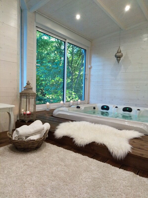 Luxury Chalet, 1 Queen Bed, Non Smoking, River View | Room amenity