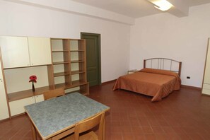 Habitación doble, baño privado | Ropa de cama hipoalergénica y caja de seguridad en la habitación 
