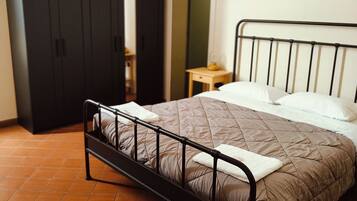 Comfort Room, 1 Bedroom, Private Bathroom | Hypo-allergenic bedding, in-room safe, desk, blackout drapes