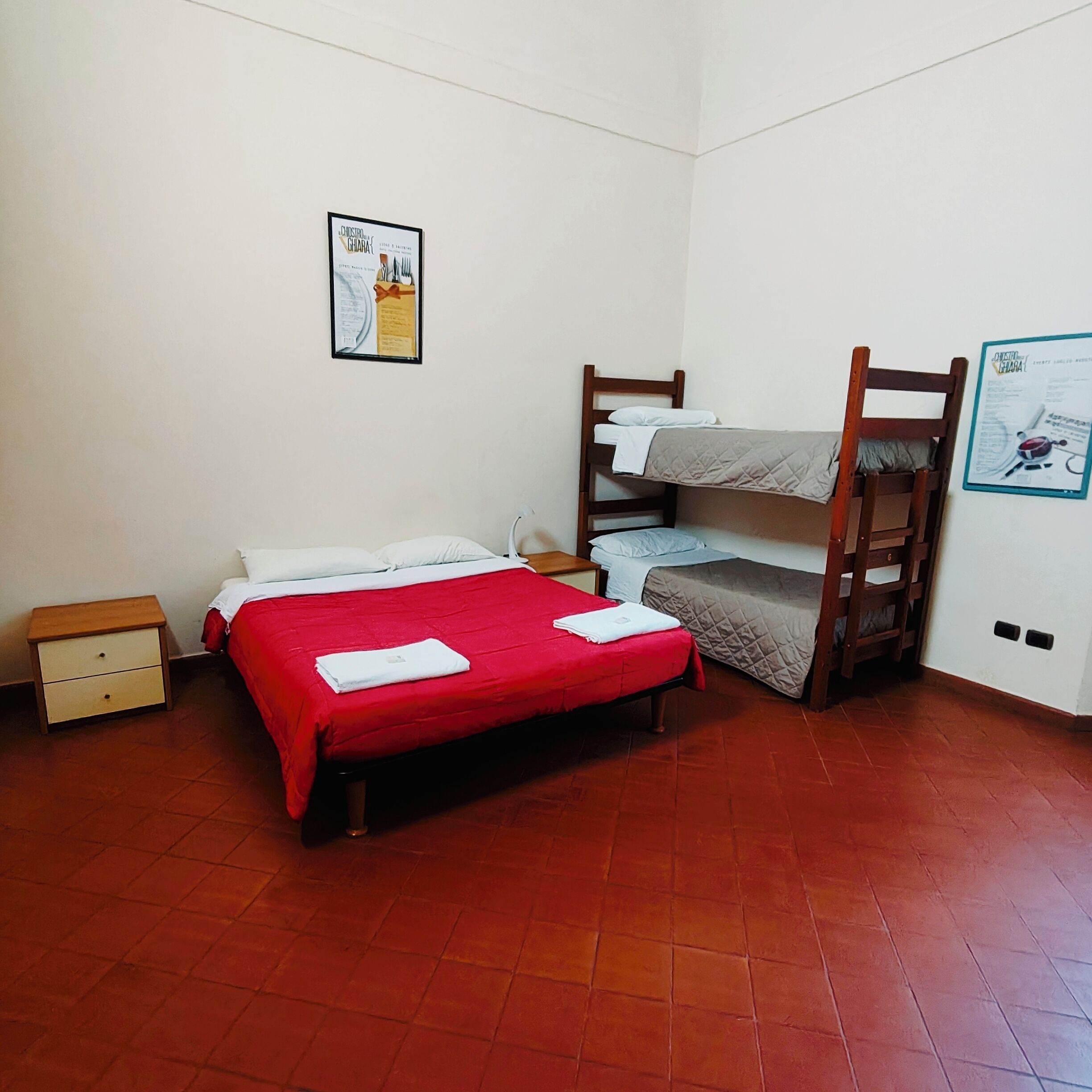 Habitación cuádruple básica, baño compartido | Ropa de cama hipoalergénica y caja de seguridad en la habitación 