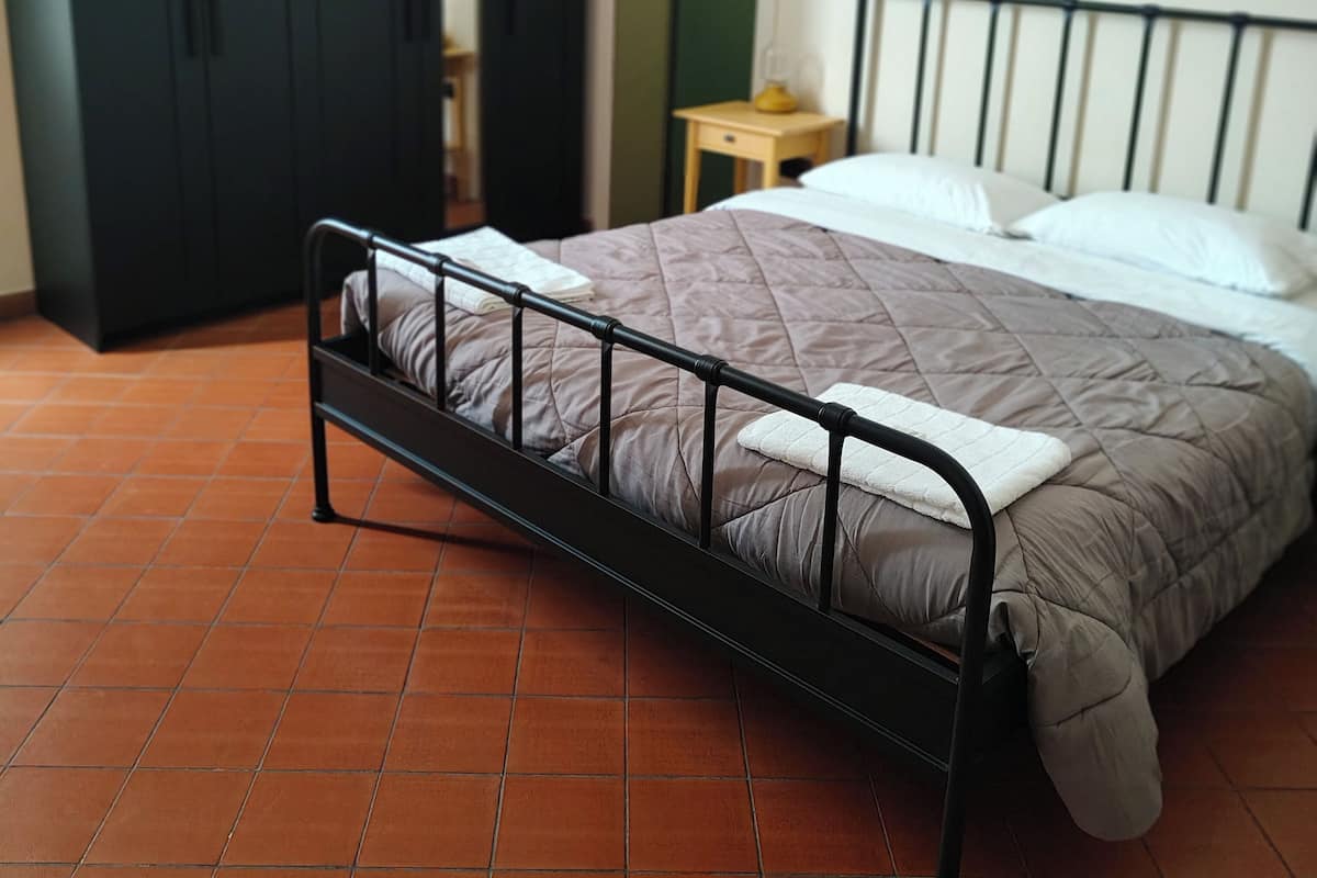 Habitación Confort, 1 habitación, baño privado | Ropa de cama hipoalergénica, caja fuerte, escritorio y cortinas opacas