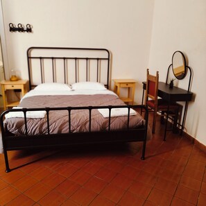ห้องคอมฟอร์ท, 1 ห้องนอน, ห้องน้ำส่วนตัว | เครื่องนอนป้องกันสารก่อภูมิแพ้, ตู้นิรภัยในห้องพัก, โต๊ะทำงาน