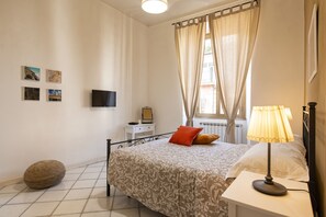 2 quartos, ferros/tábuas de passar roupa, berço de viagem