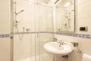 Shower, hair dryer, bidet, towels - Bluenine Rome Apartment (Roma)