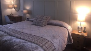 Egyptian cotton sheets, premium bedding, in-room safe, desk - Swn Yr Afon (Brecon)