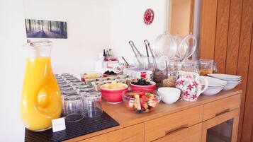 Free daily English breakfast