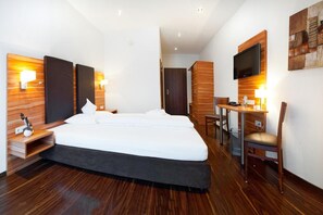 Escritorio, wifi gratis, ropa de cama