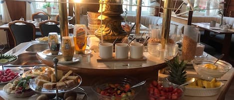 Free daily buffet breakfast