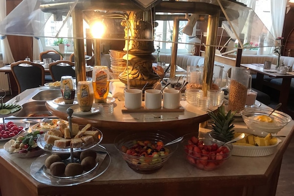 Free daily buffet breakfast