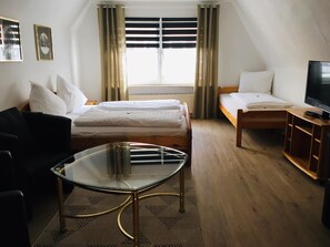 Driepersoonskamer | Een bureau, verduisterende gordijnen, geluiddichte muren