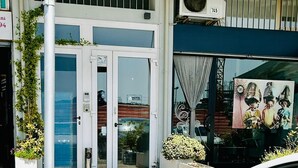Un hotel que ofrece servicios de alojamiento y alquiler de bicicletas.