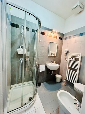 Shower, rainfall showerhead, hair dryer, bidet - Hotel Bed & Bike (Cesena)