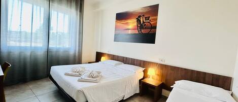 三人房 | 办公桌、隔音、免费 WiFi、床单