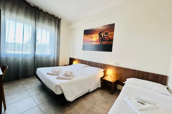 Habitación triple | Escritorio, insonorización, wifi gratis y ropa de cama