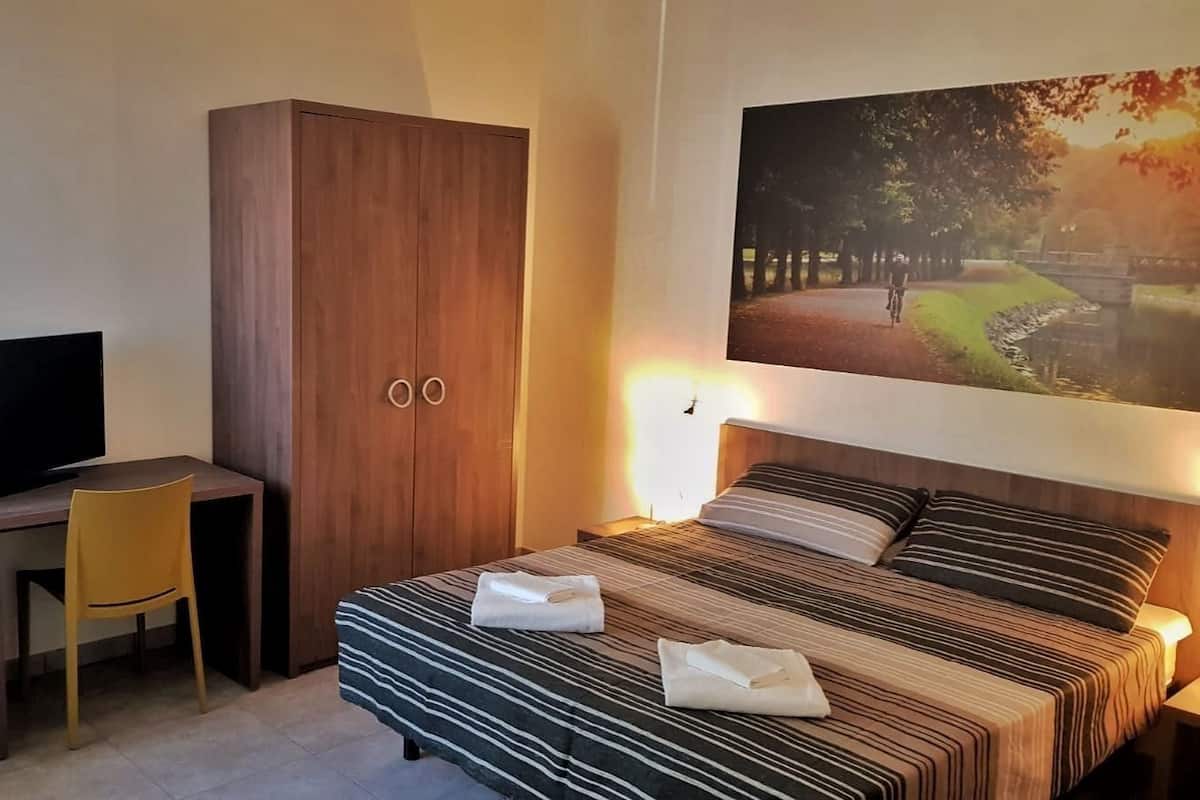 Een bureau, geluiddichte muren, gratis wifi, beddengoed