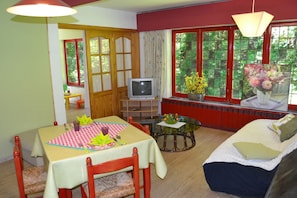 Apartment, 2 Bedrooms | Living area